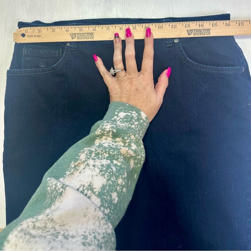 Gloria Vanderbilt Amanda Jeans Women’s 12 Dark Blue Stretch Straight Leg Denim - Picture 4 of 10